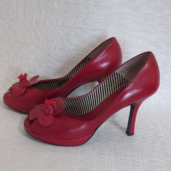 Antonio Melani Leather Heels Women's 8.5 Red Floral Accent Peep Toe Slip On - Picture 3 of 12
